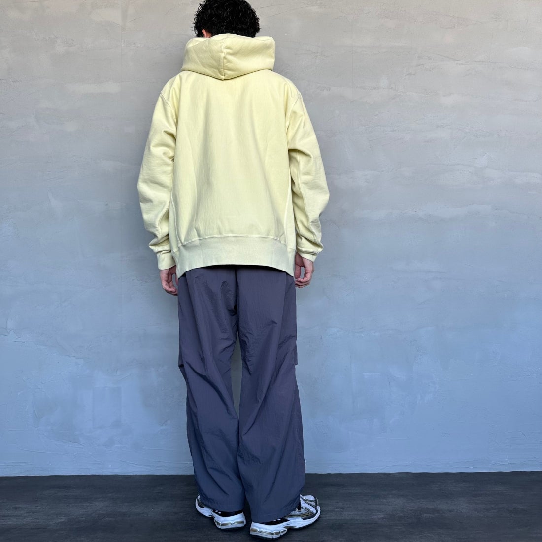 umbro [アンブロ] 別注 トレーニングナイロンパンツ [KBT58-NK-PT6-JF] GRAY &&モデル身長：168cm 着用サイズ：L&&