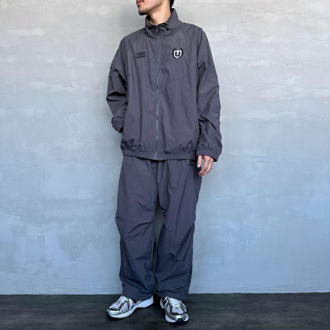 umbro [アンブロ] 別注 トレーニングナイロンパンツ [KBT58-NK-PT6-JF] GRAY &&モデル身長：168cm 着用サイズ：L&&