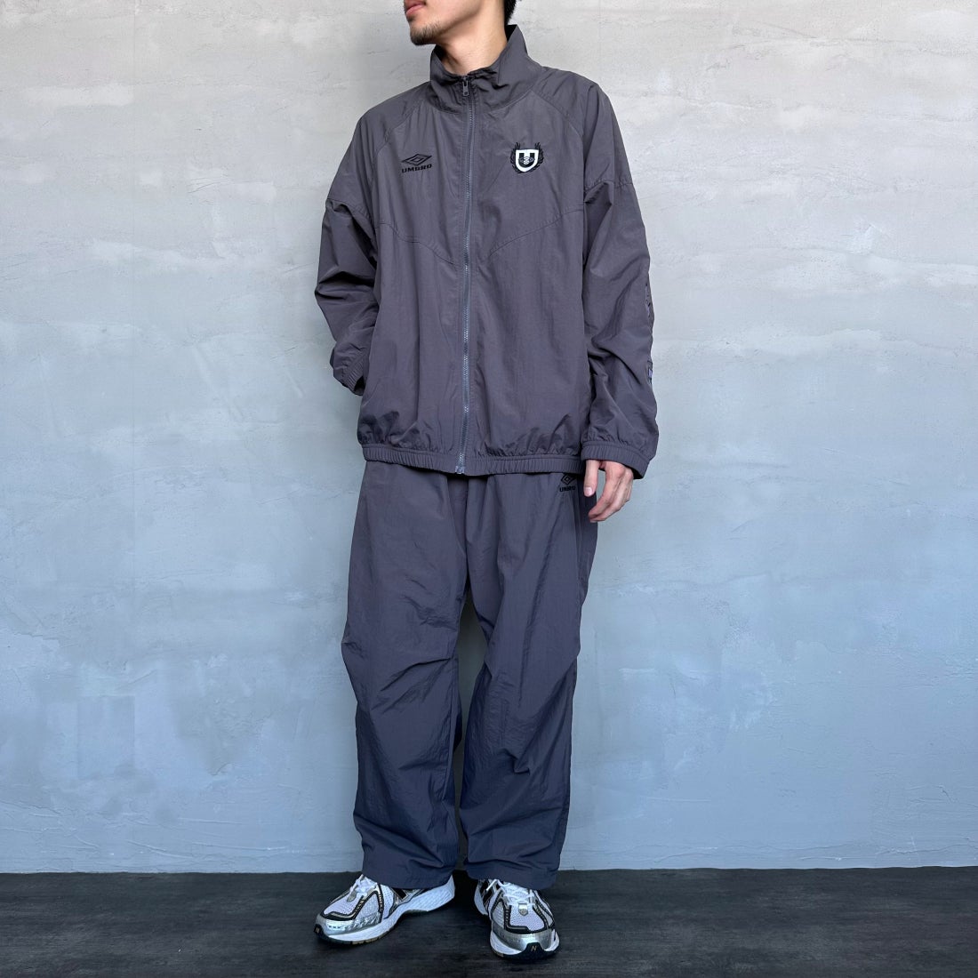 umbro [アンブロ] 別注 トレーニングナイロンパンツ [KBT58-NK-PT6-JF] GRAY &&モデル身長：168cm 着用サイズ：L&&