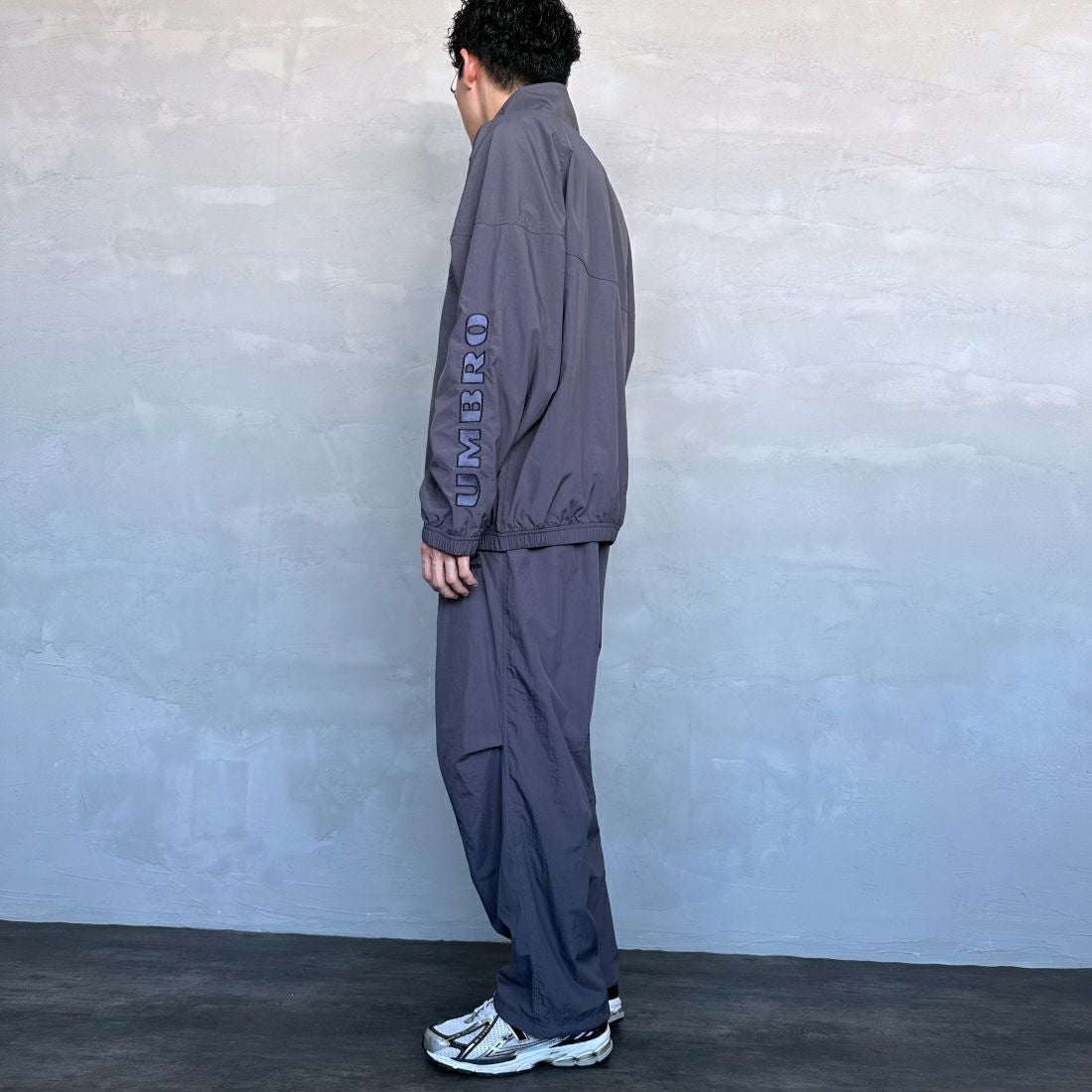 umbro [アンブロ] 別注 トレーニングナイロンパンツ [KBT58-NK-PT6-JF] GRAY &&モデル身長：168cm 着用サイズ：L&&