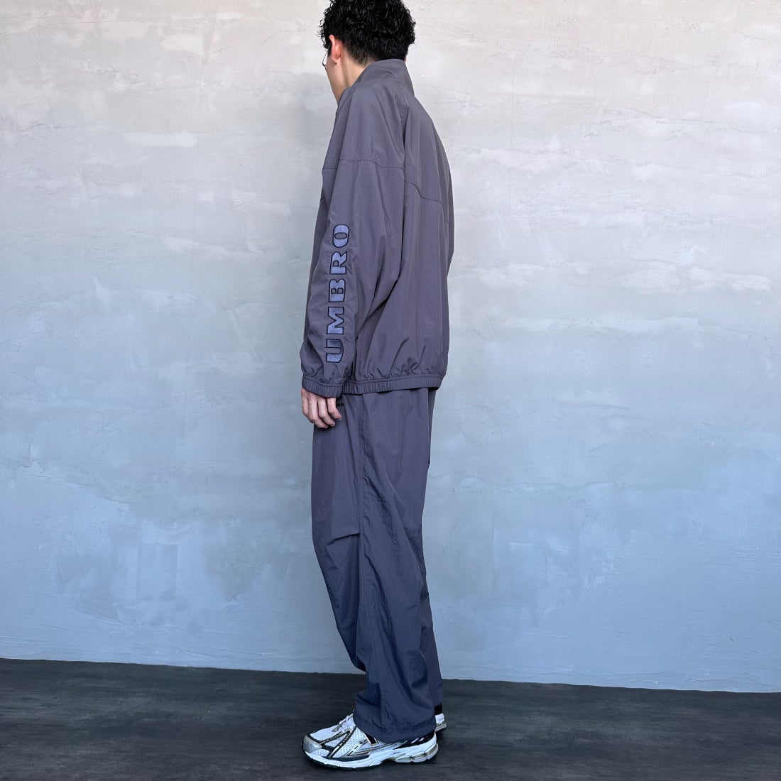 umbro [アンブロ] 別注 トレーニングナイロンパンツ [KBT58-NK-PT6-JF] GRAY &&モデル身長：168cm 着用サイズ：L&&