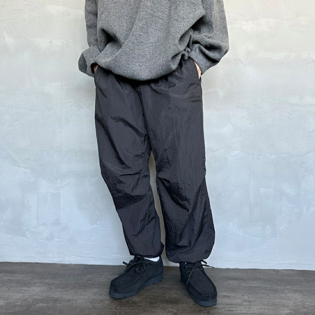 umbro [アンブロ] 別注 トレーニングナイロンパンツ [KBT58-NK-PT6-JF] BLACK &&モデル身長：168cm 着用サイズ：L&&