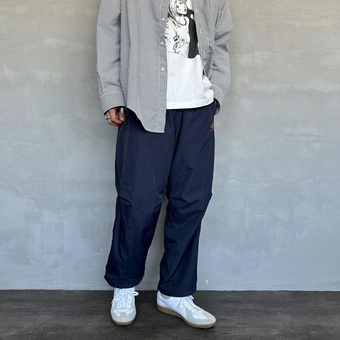 umbro [アンブロ] 別注 トレーニングナイロンパンツ [KBT58-NK-PT6-JF] NAVY &&モデル身長：179cm 着用サイズ：L&&