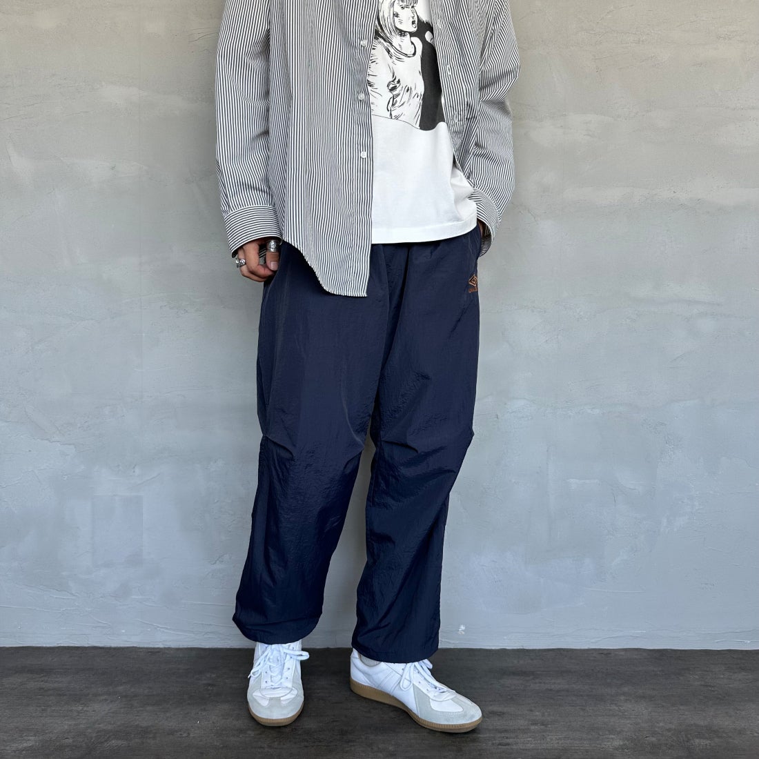 umbro [アンブロ] 別注 トレーニングナイロンパンツ [KBT58-NK-PT6-JF] NAVY &&モデル身長：179cm 着用サイズ：L&&