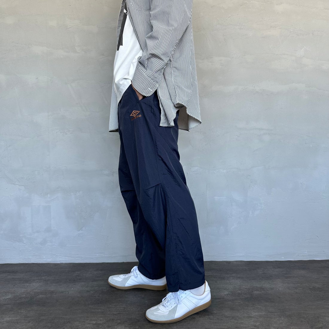 umbro [アンブロ] 別注 トレーニングナイロンパンツ [KBT58-NK-PT6-JF] NAVY &&モデル身長：179cm 着用サイズ：L&&