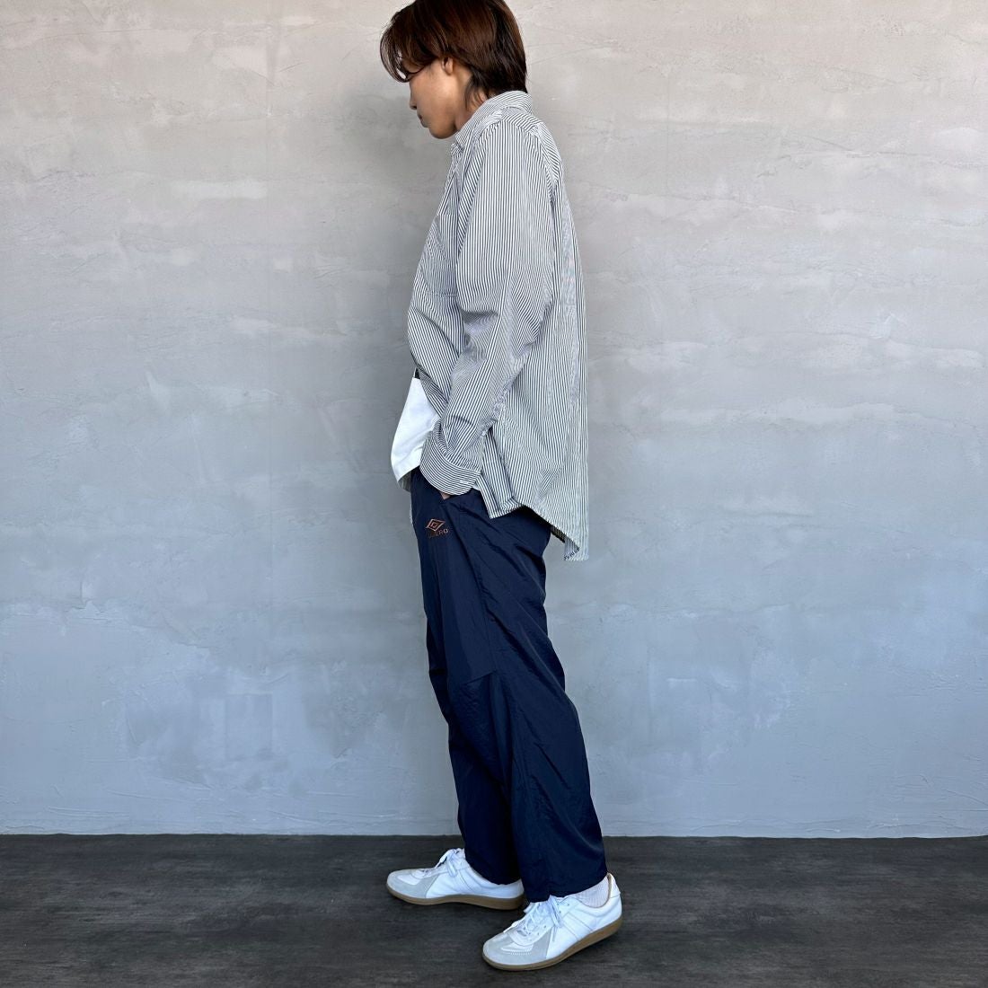 umbro [アンブロ] 別注 トレーニングナイロンパンツ [KBT58-NK-PT6-JF] NAVY &&モデル身長：179cm 着用サイズ：L&&