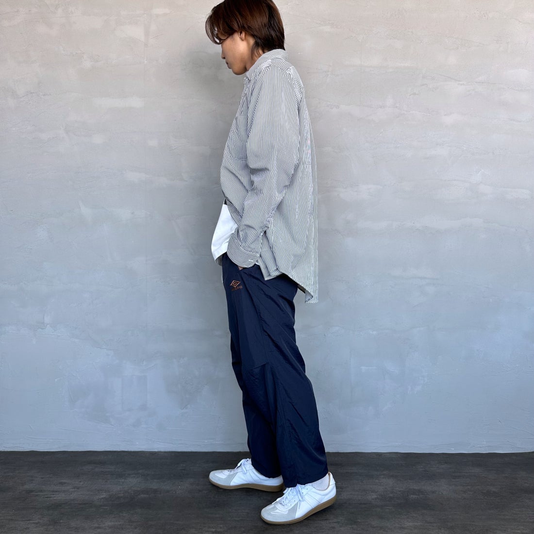 umbro [アンブロ] 別注 トレーニングナイロンパンツ [KBT58-NK-PT6-JF] NAVY &&モデル身長：179cm 着用サイズ：L&&