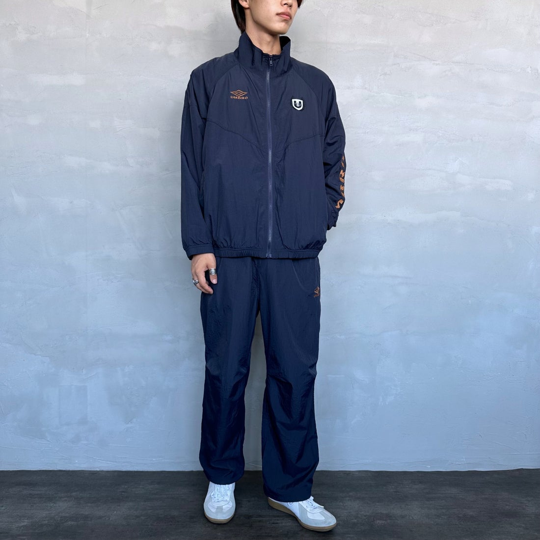 umbro [アンブロ] 別注 トレーニングナイロンパンツ [KBT58-NK-PT6-JF] NAVY &&モデル身長：179cm 着用サイズ：L&&