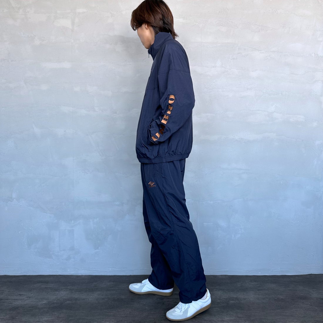 umbro [アンブロ] 別注 トレーニングナイロンパンツ [KBT58-NK-PT6-JF] NAVY &&モデル身長：179cm 着用サイズ：L&&