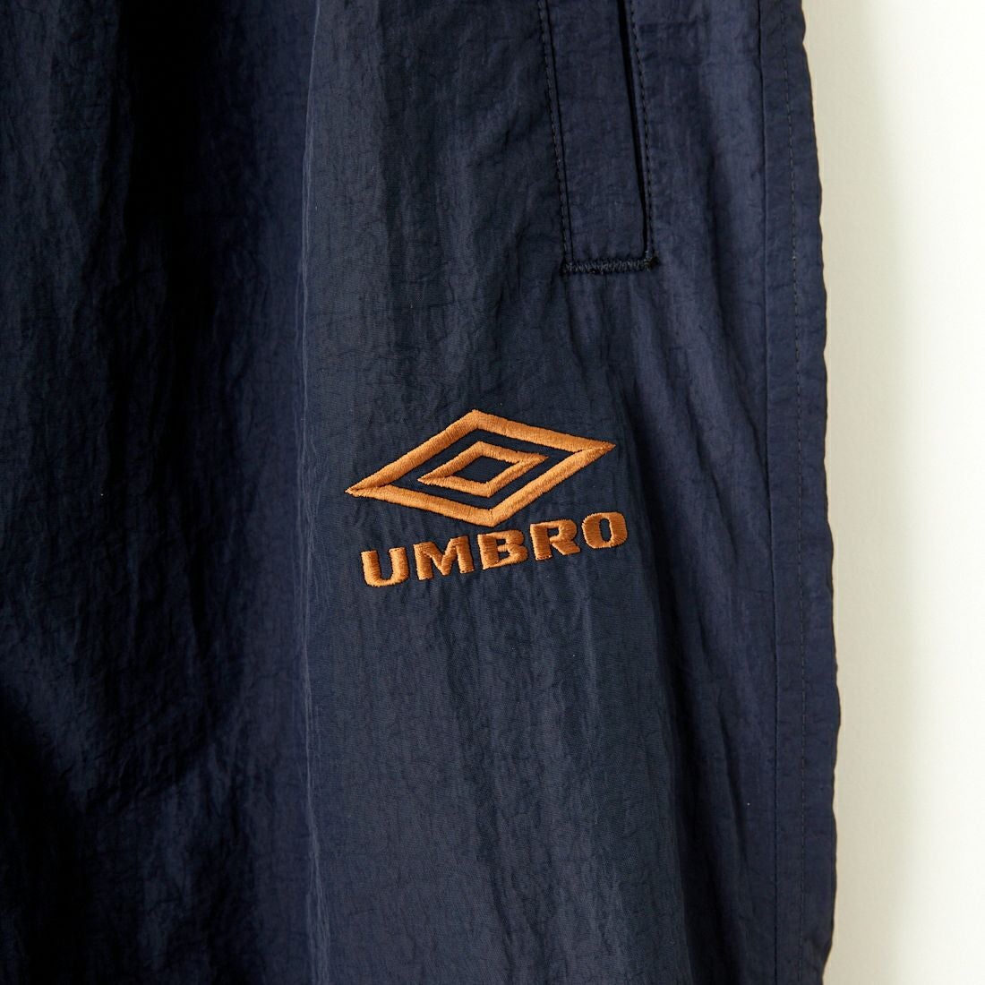 umbro [アンブロ] 別注 トレーニングナイロンパンツ [KBT58-NK-PT6-JF] NAVY