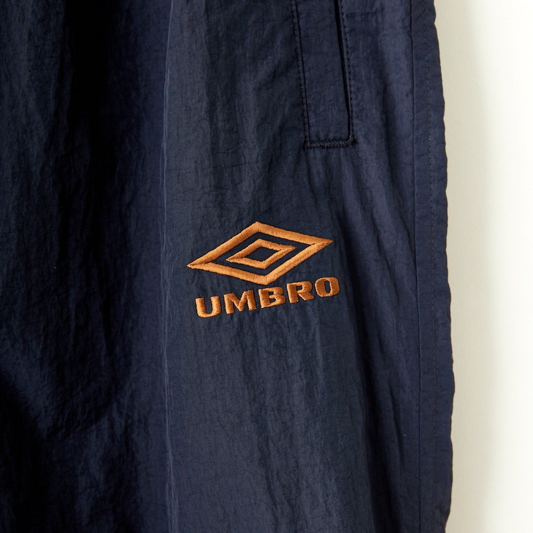 umbro [アンブロ] 別注 トレーニングナイロンパンツ [KBT58-NK-PT6-JF] NAVY