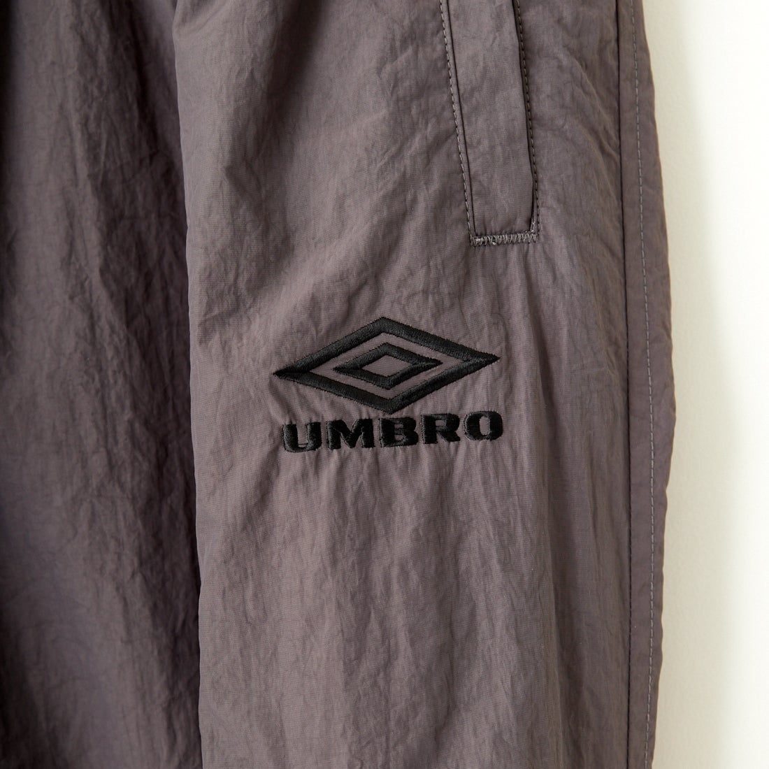 umbro [アンブロ] 別注 トレーニングナイロンパンツ [KBT58-NK-PT6-JF] GRAY