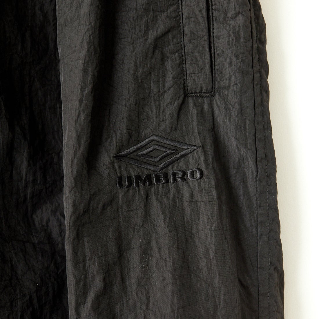 umbro [アンブロ] 別注 トレーニングナイロンパンツ [KBT58-NK-PT6-JF] BLACK