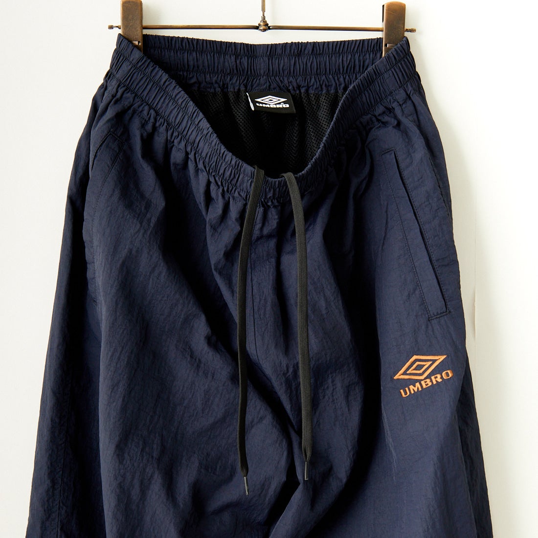 umbro [アンブロ] 別注 トレーニングナイロンパンツ [KBT58-NK-PT6-JF] NAVY