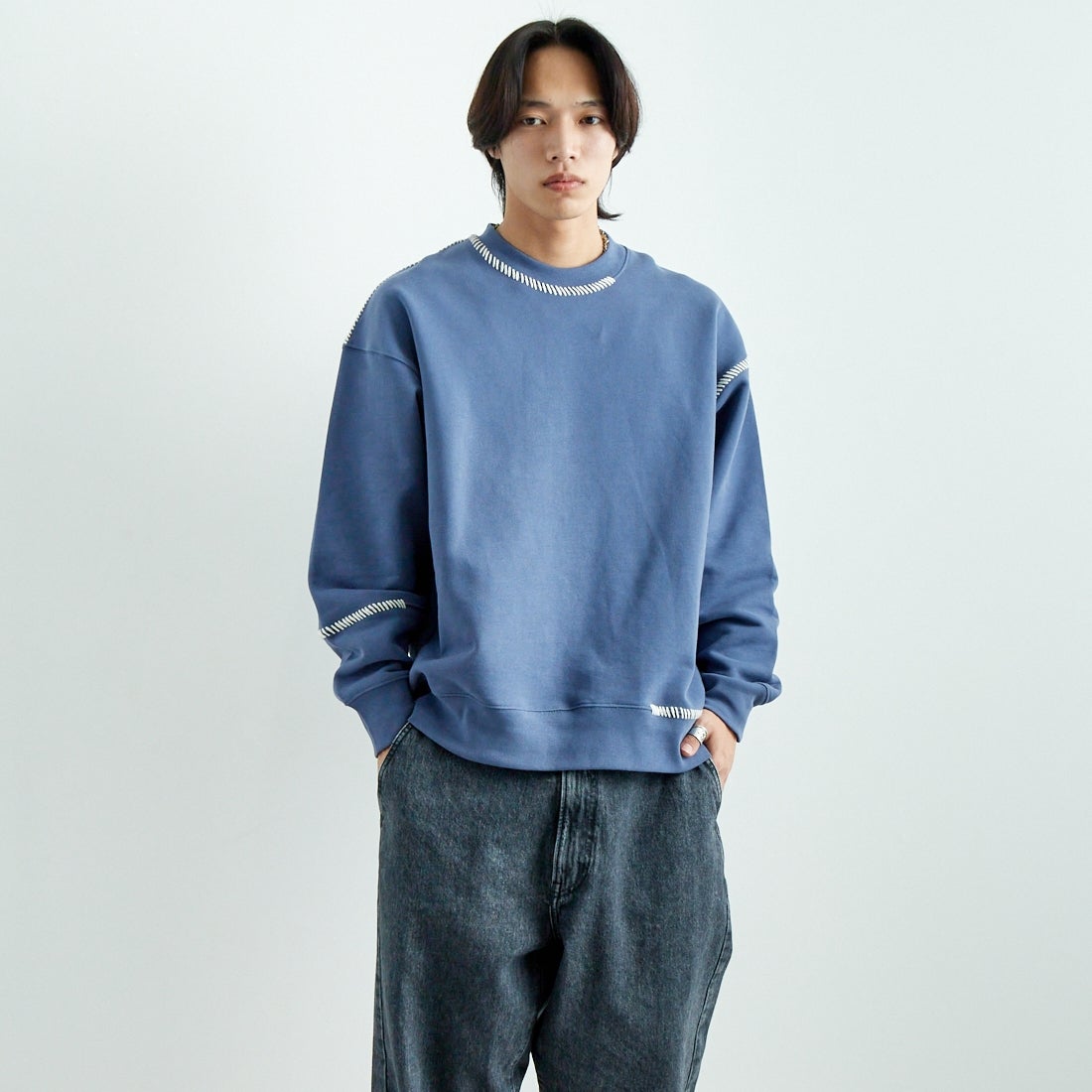 SLICK [スリック] ブランケットステッチ スウェットシャツ [5155922] 208 BLUE G &&モデル身長：179cm 着用サイズ：2&&