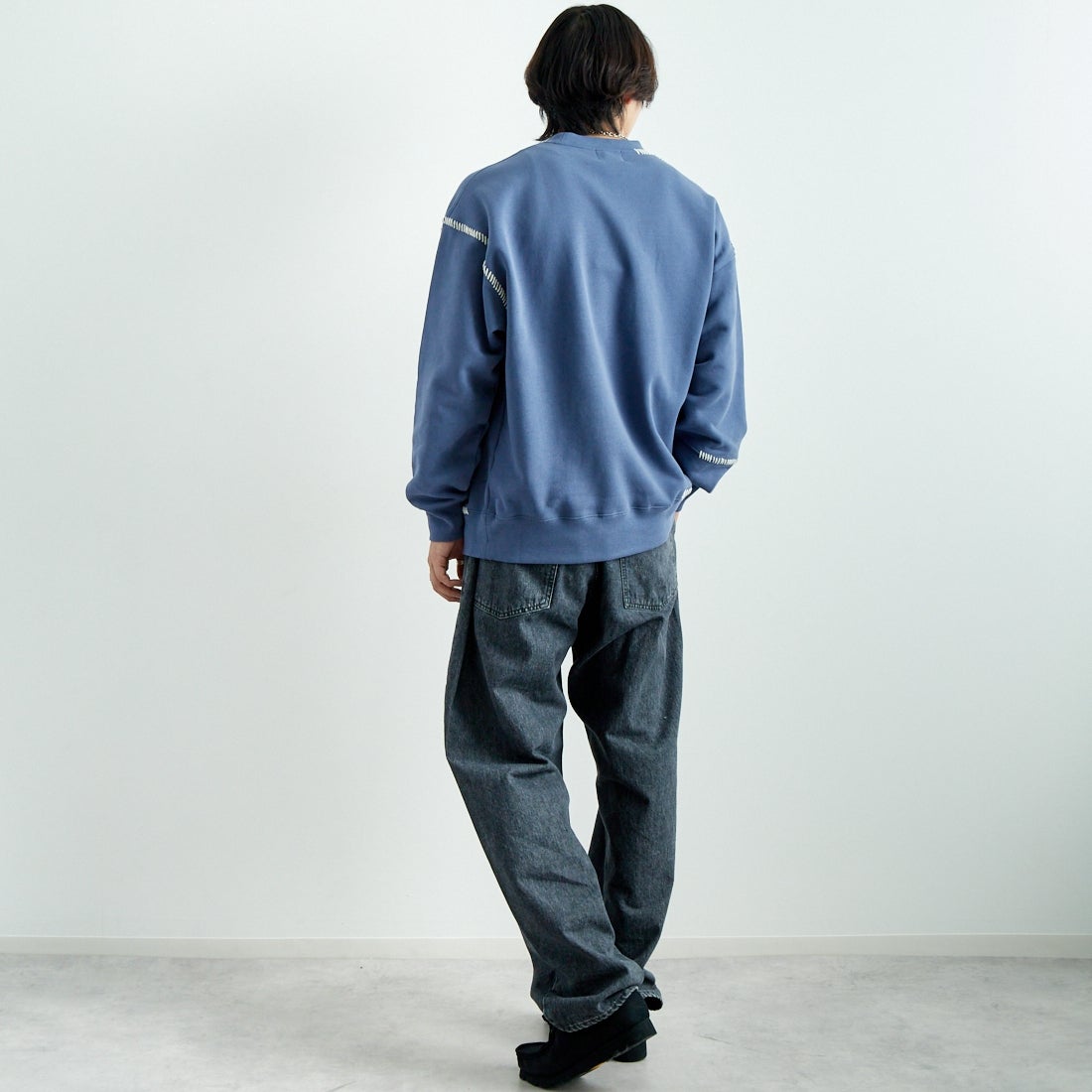 SLICK [スリック] ブランケットステッチ スウェットシャツ [5155922] 208 BLUE G &&モデル身長：179cm 着用サイズ：2&&