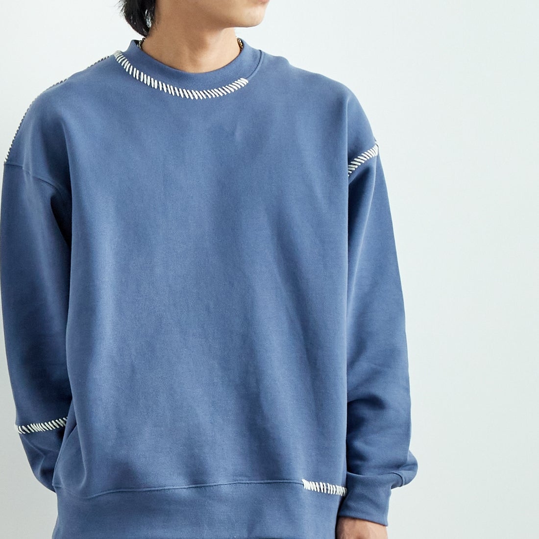 SLICK [スリック] ブランケットステッチ スウェットシャツ [5155922] 208 BLUE G &&モデル身長：179cm 着用サイズ：2&&