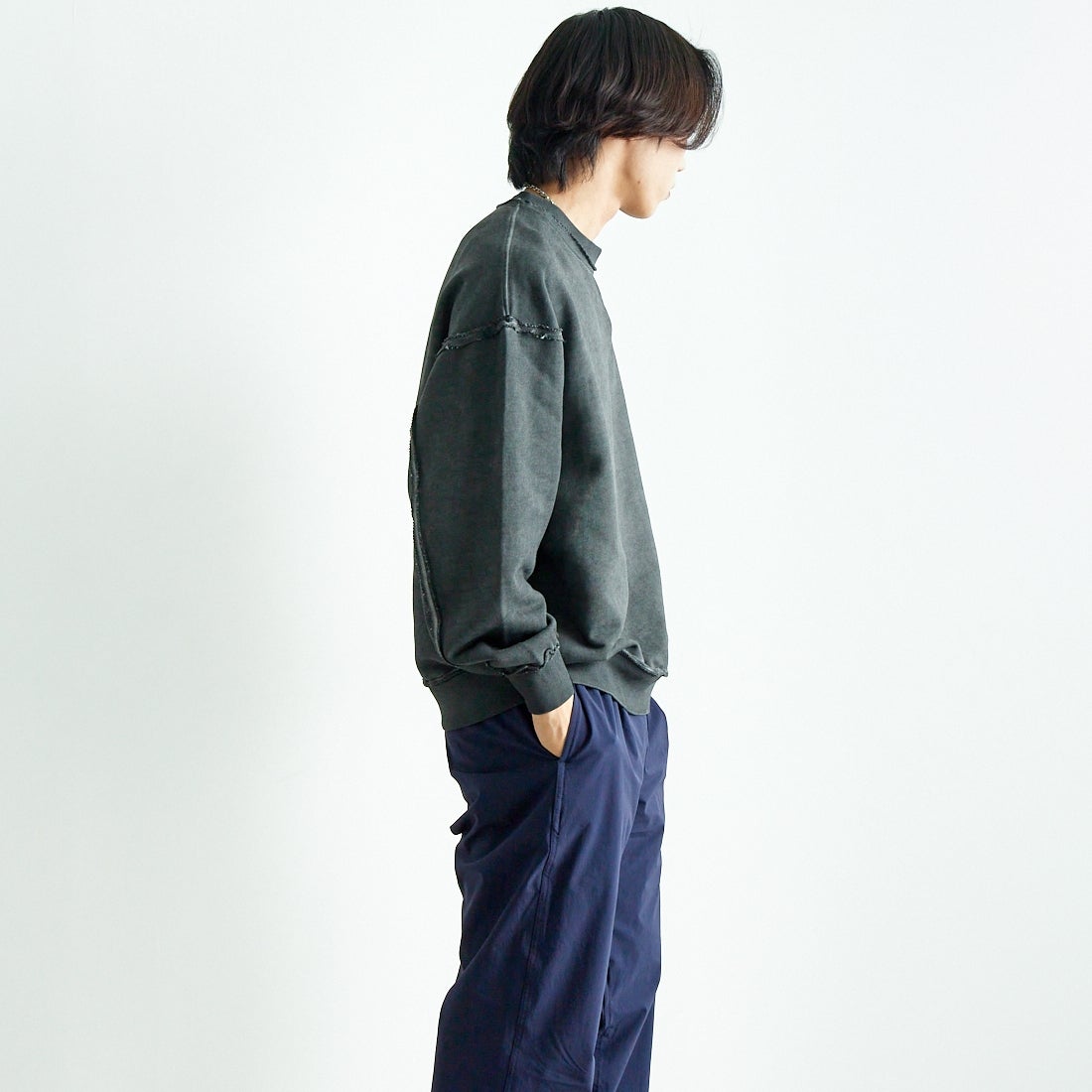 SLICK [スリック] ピグメントダイ ダメージスウェットシャツ [5155923] 720 COAL B &&モデル身長：179cm 着用サイズ：2&&