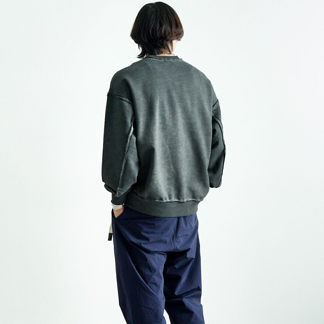 SLICK [スリック] ピグメントダイ ダメージスウェットシャツ [5155923] 720 COAL B &&モデル身長：179cm 着用サイズ：2&&