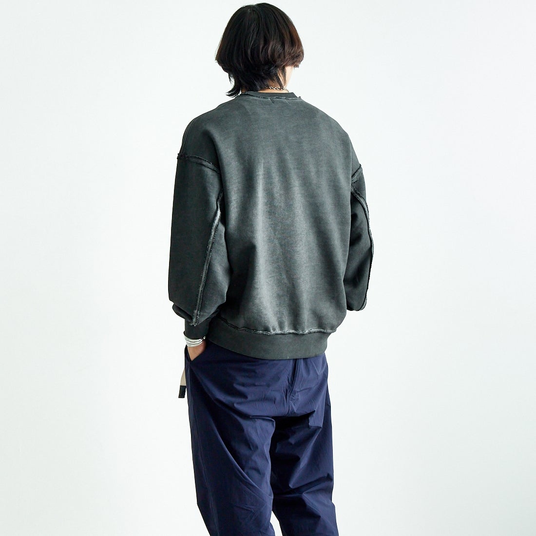 SLICK [スリック] ピグメントダイ ダメージスウェットシャツ [5155923] 720 COAL B &&モデル身長：179cm 着用サイズ：2&&