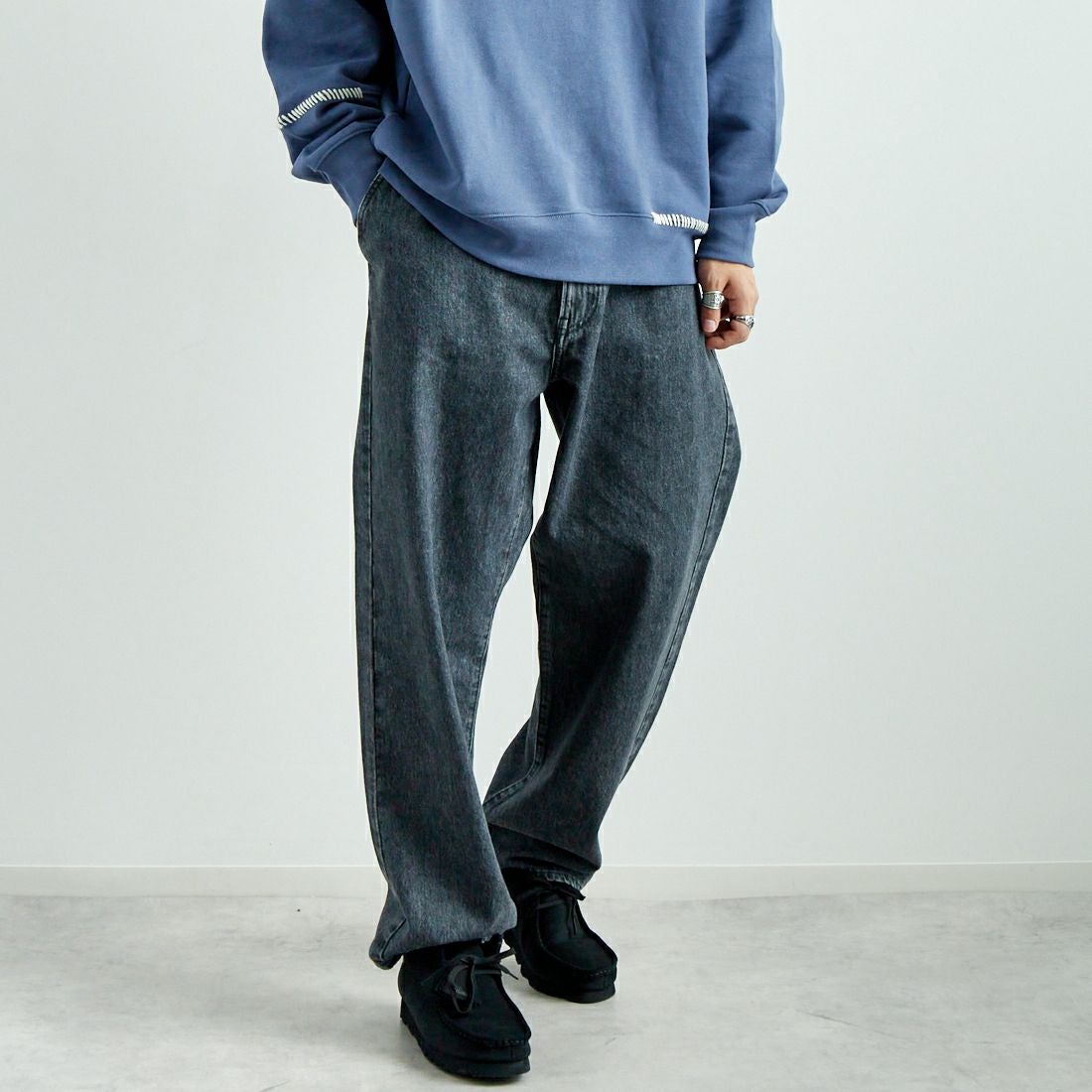 NEEDBY heritage [ニードバイヘリテージ] DANIEL ワイドテーパードデニム [B1C601937SDG] S-DK GRAY &&モデル身長：179cm 着用サイズ：32&&