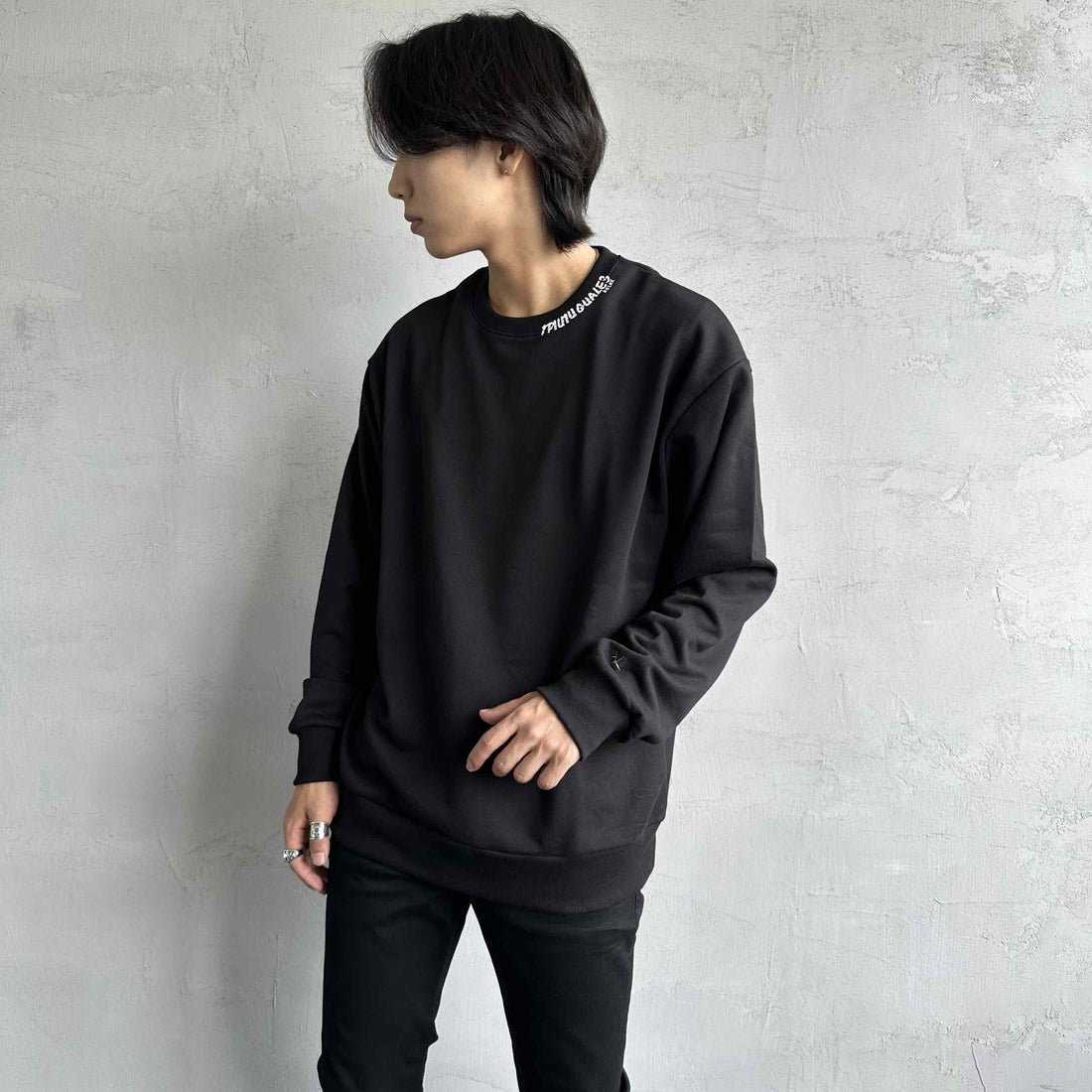 1PIU1UGUALE3 RELAX [ウノ ピゥ ウノ ウグァーレ トレ] 別注 ネックロゴ クルーネックスウェット [USO-24119IN-JF] BLACK &&モデル身長：179cm 着用サイズ：XL&&