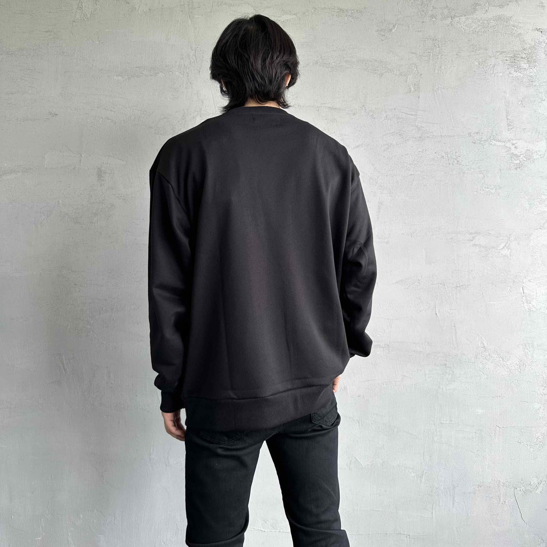 1PIU1UGUALE3 RELAX [ウノ ピゥ ウノ ウグァーレ トレ] 別注 ネックロゴ クルーネックスウェット [USO-24119IN-JF] BLACK &&モデル身長：179cm 着用サイズ：XL&&