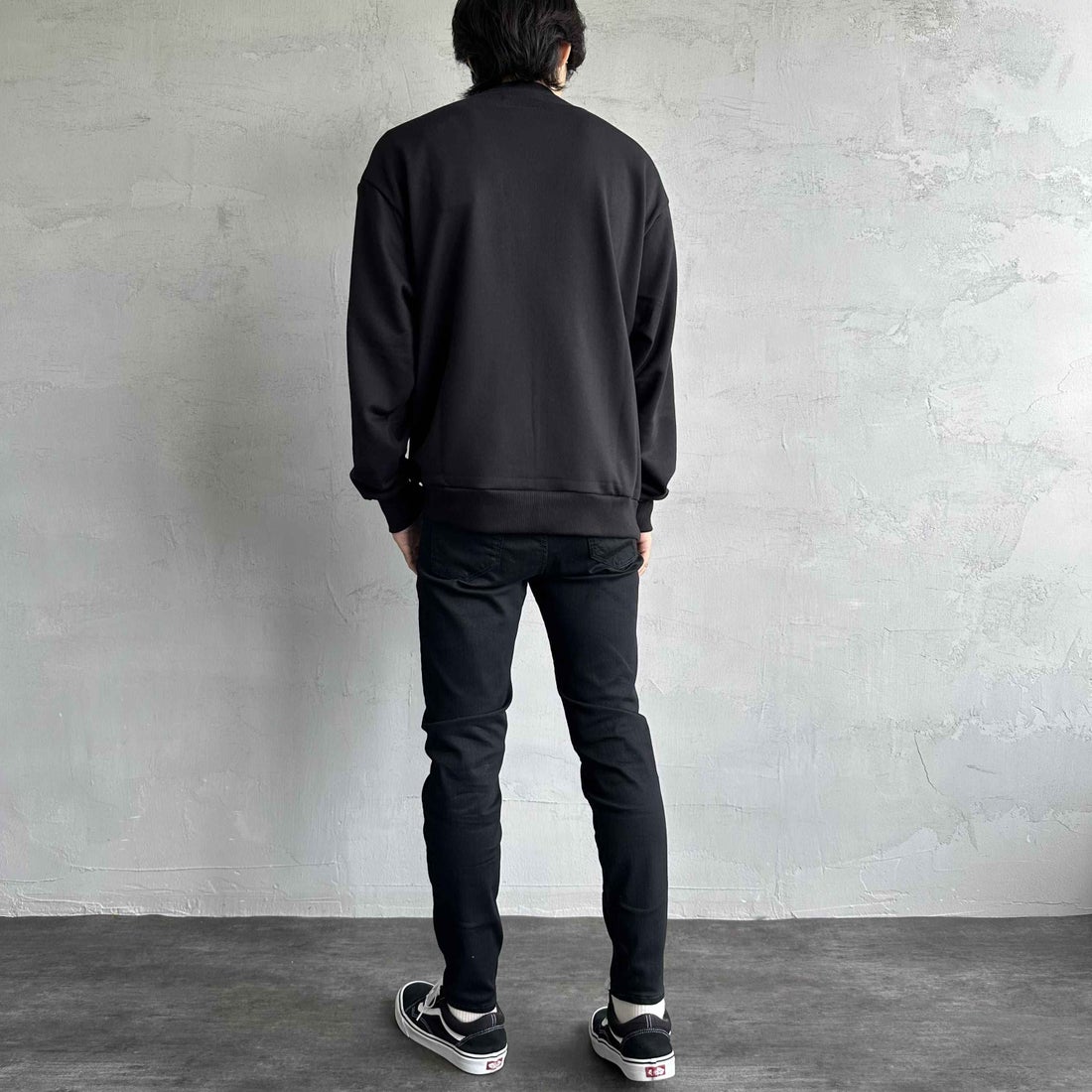 1PIU1UGUALE3 RELAX [ウノ ピゥ ウノ ウグァーレ トレ] 別注 ネックロゴ クルーネックスウェット [USO-24119IN-JF] BLACK &&モデル身長：179cm 着用サイズ：XL&&