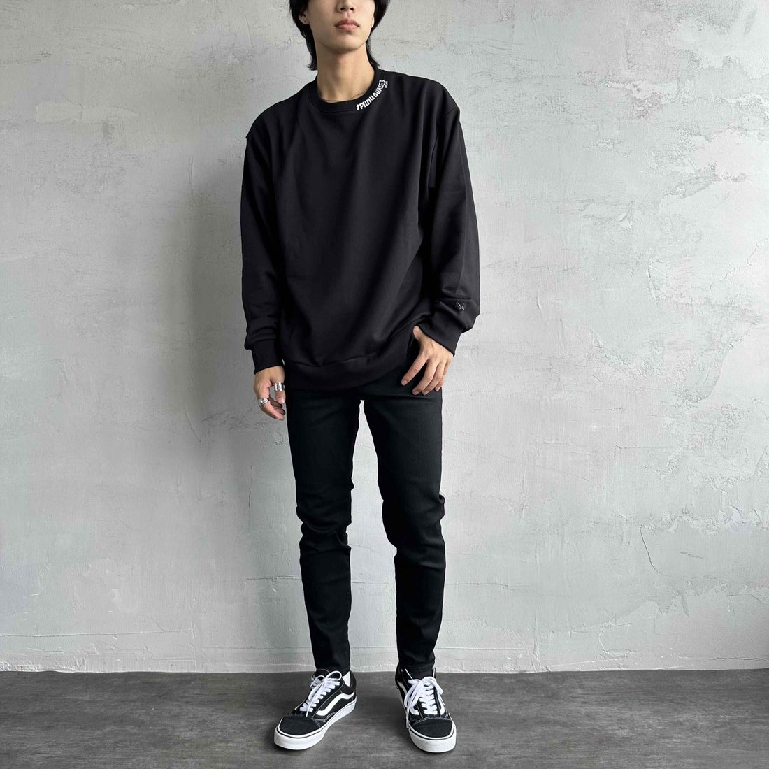 1PIU1UGUALE3 RELAX [ウノ ピゥ ウノ ウグァーレ トレ] 別注 ネックロゴ クルーネックスウェット [USO-24119IN-JF] BLACK &&モデル身長：179cm 着用サイズ：XL&&