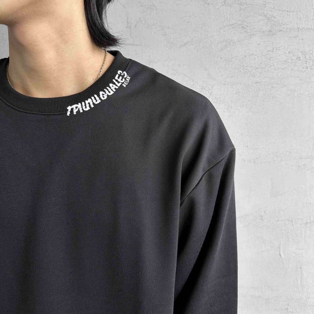 1PIU1UGUALE3 RELAX [ウノ ピゥ ウノ ウグァーレ トレ] 別注 ネックロゴ クルーネックスウェット [USO-24119IN-JF] BLACK