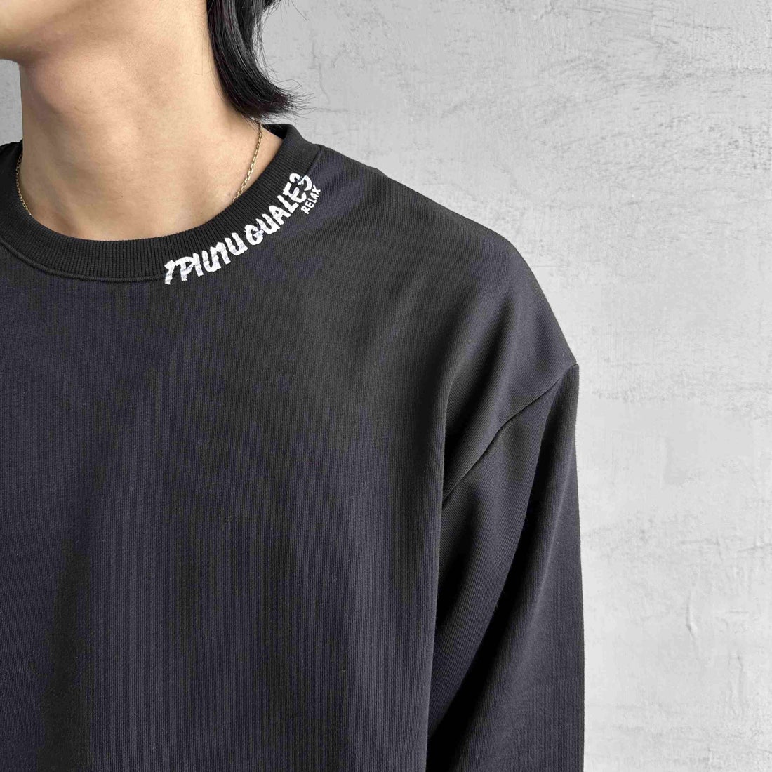 1PIU1UGUALE3 RELAX [ウノ ピゥ ウノ ウグァーレ トレ] 別注 ネックロゴ クルーネックスウェット [USO-24119IN-JF] BLACK