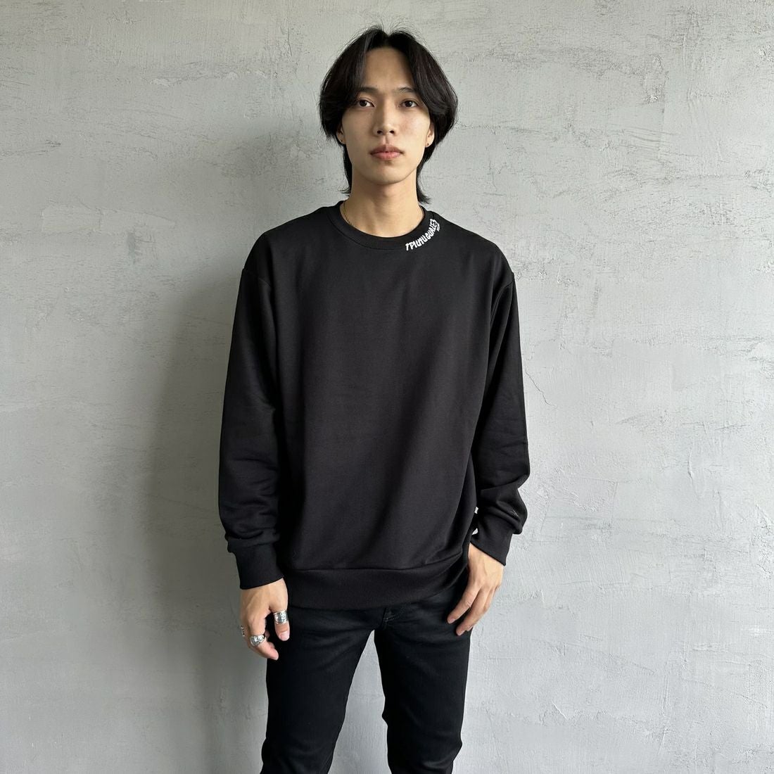 1PIU1UGUALE3 RELAX [ウノ ピゥ ウノ ウグァーレ トレ] 別注 ネックロゴ クルーネックスウェット [USO-24119IN-JF] BLACK &&モデル身長：179cm 着用サイズ：L&&