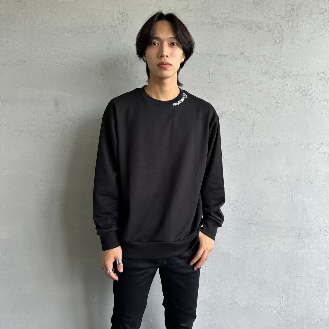 1PIU1UGUALE3 RELAX [ウノ ピゥ ウノ ウグァーレ トレ] 別注 ネックロゴ クルーネックスウェット [USO-24119IN-JF] BLACK &&モデル身長：179cm 着用サイズ：L&&