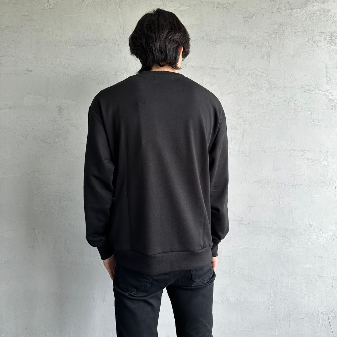 1PIU1UGUALE3 RELAX [ウノ ピゥ ウノ ウグァーレ トレ] 別注 ネックロゴ クルーネックスウェット [USO-24119IN-JF] BLACK &&モデル身長：179cm 着用サイズ：L&&