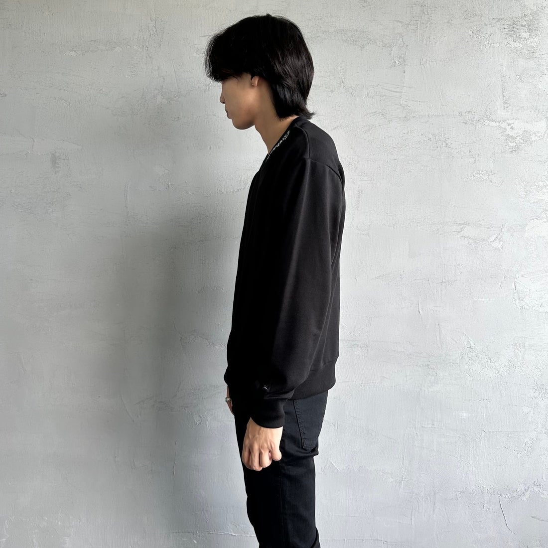 1PIU1UGUALE3 RELAX [ウノ ピゥ ウノ ウグァーレ トレ] 別注 ネックロゴ クルーネックスウェット [USO-24119IN-JF] BLACK &&モデル身長：179cm 着用サイズ：M&&