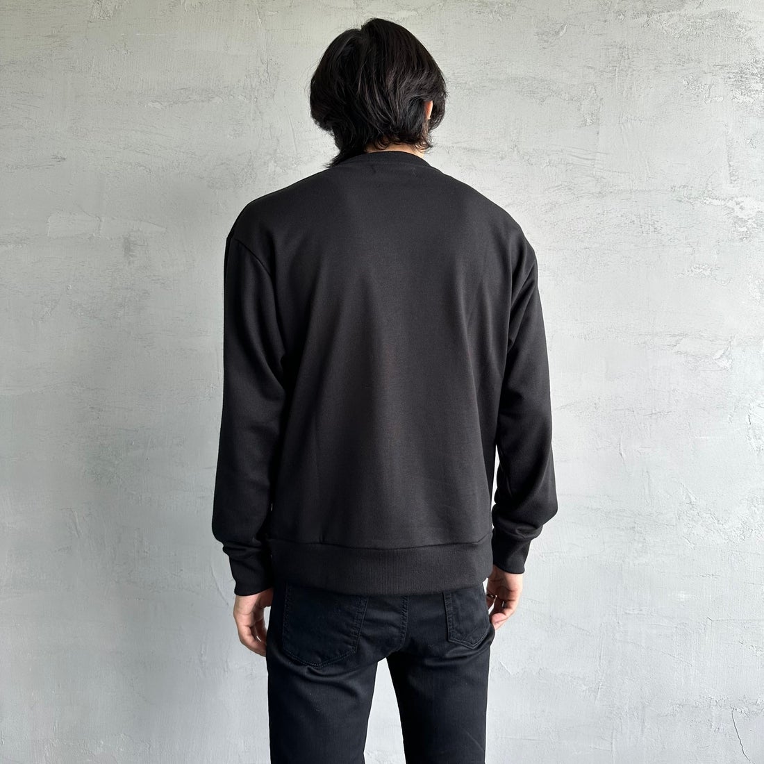 1PIU1UGUALE3 RELAX [ウノ ピゥ ウノ ウグァーレ トレ] 別注 ネックロゴ クルーネックスウェット [USO-24119IN-JF] BLACK &&モデル身長：179cm 着用サイズ：M&&