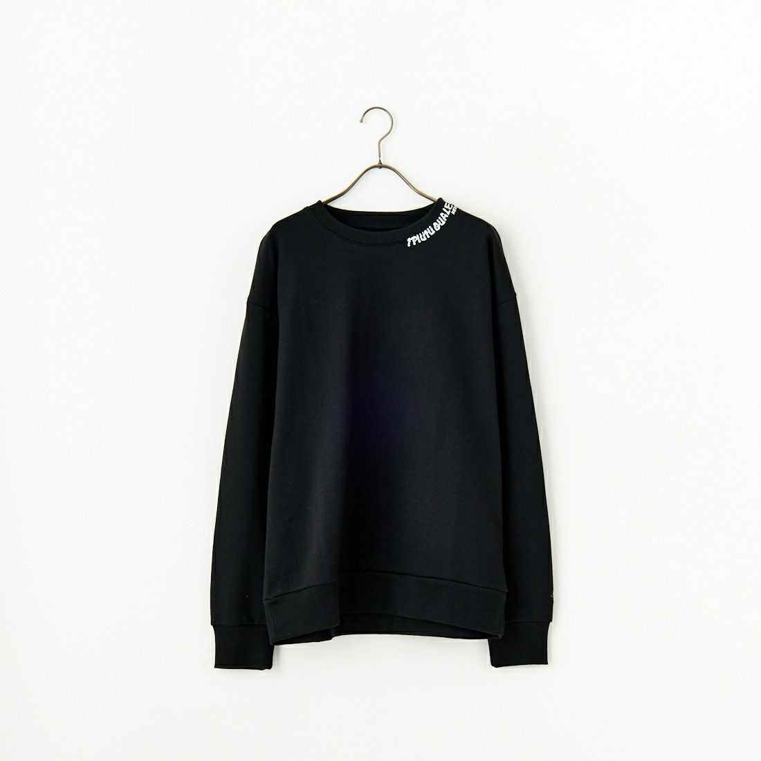 1PIU1UGUALE3 RELAX [ウノ ピゥ ウノ ウグァーレ トレ] 別注 ネックロゴ クルーネックスウェット [USO-24119IN-JF] BLACK