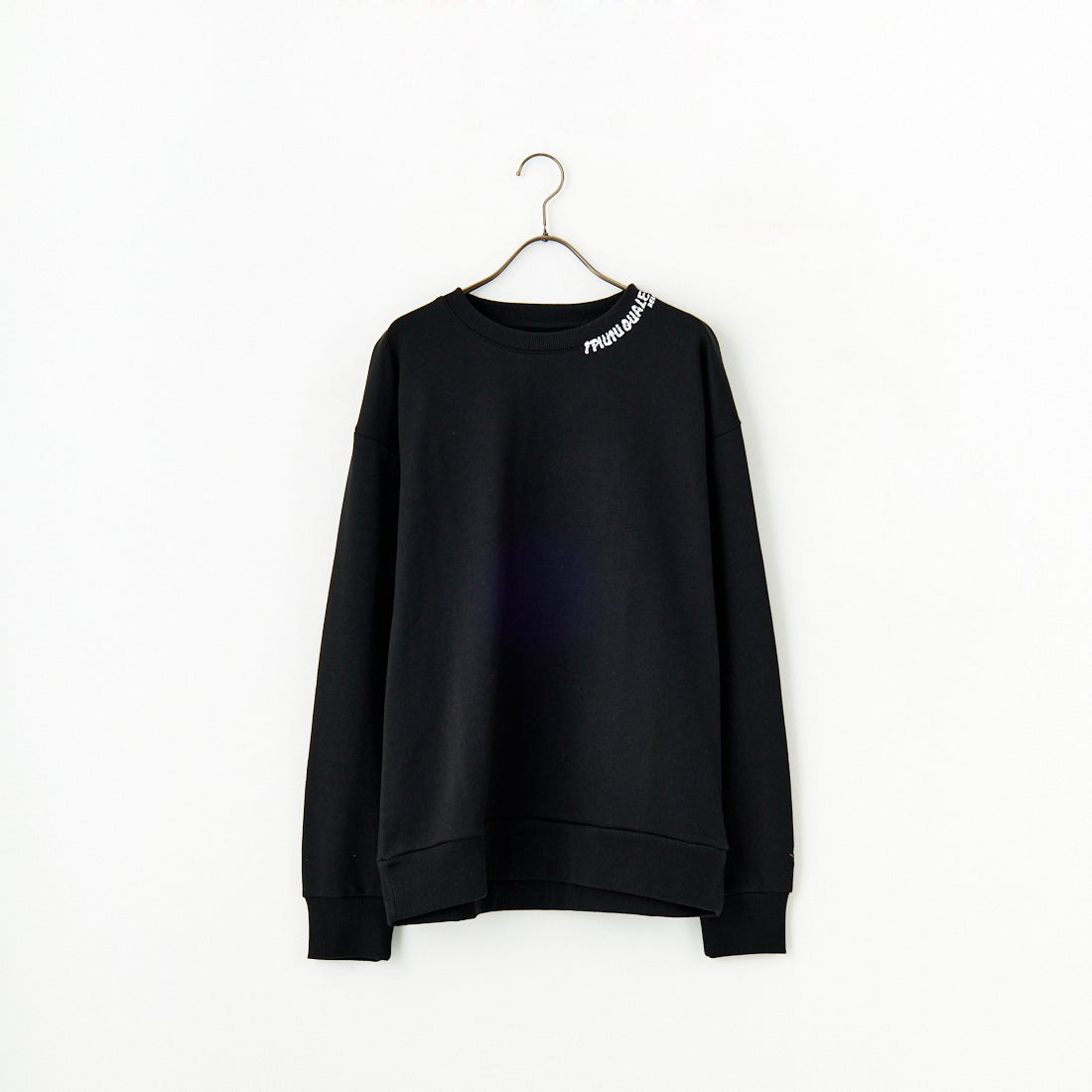 1PIU1UGUALE3 RELAX [ウノ ピゥ ウノ ウグァーレ トレ] 別注 ネックロゴ クルーネックスウェット [USO-24119IN-JF] BLACK