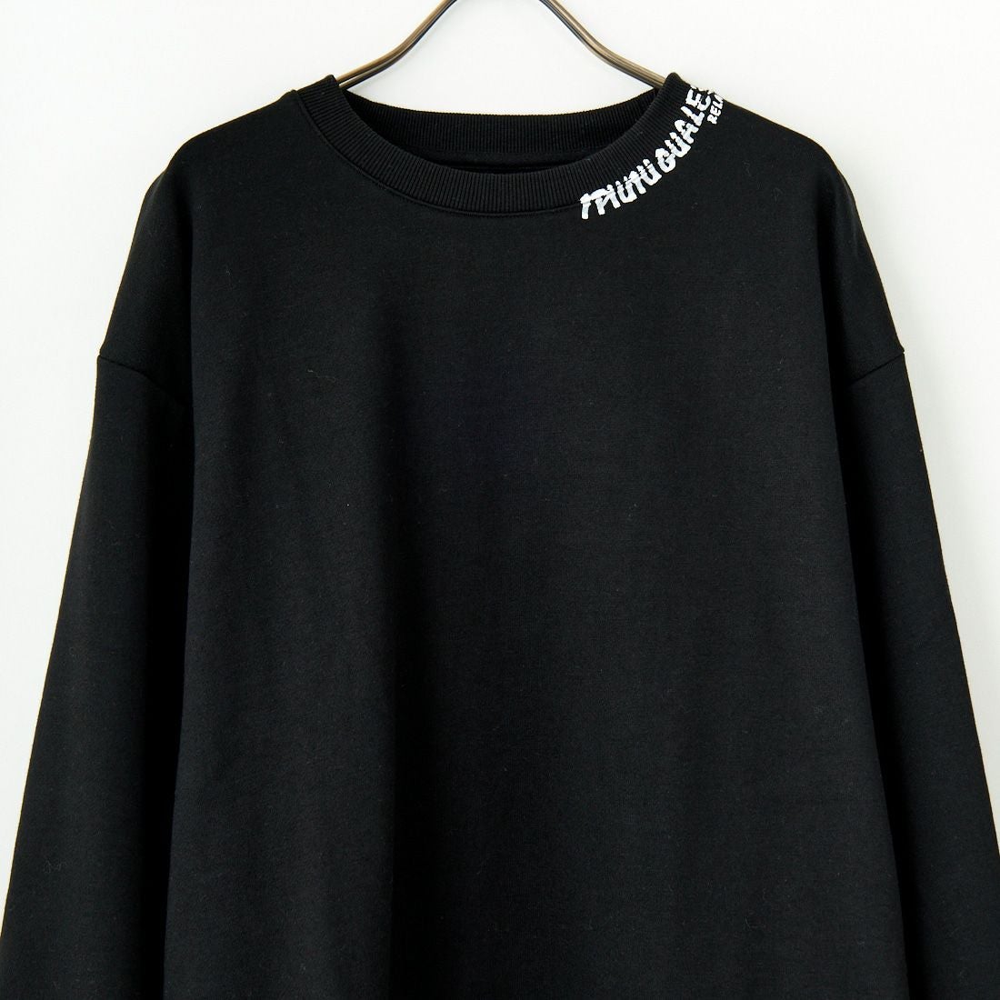 1PIU1UGUALE3 RELAX [ウノ ピゥ ウノ ウグァーレ トレ] 別注 ネックロゴ クルーネックスウェット [USO-24119IN-JF] BLACK