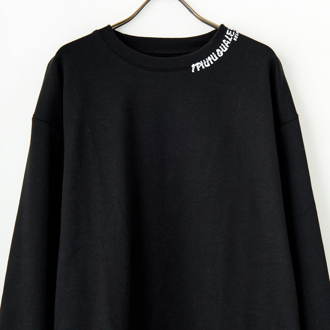 1PIU1UGUALE3 RELAX [ウノ ピゥ ウノ ウグァーレ トレ] 別注 ネックロゴ クルーネックスウェット [USO-24119IN-JF] BLACK