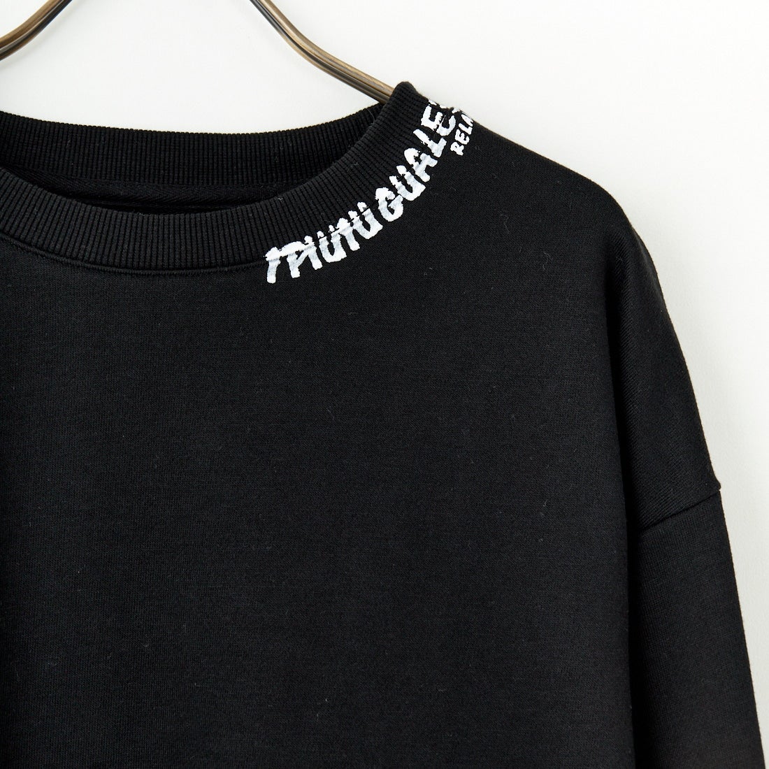 1PIU1UGUALE3 RELAX [ウノ ピゥ ウノ ウグァーレ トレ] 別注 ネックロゴ クルーネックスウェット [USO-24119IN-JF] BLACK