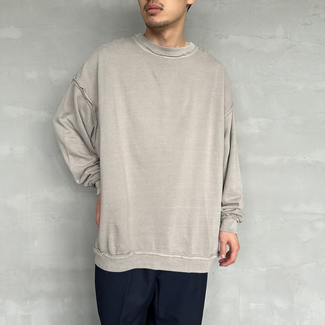 ONEITA [オニータ] 別注 インサイドアウト クルーネックスウェット [2423-442IN-JF] GREY &&モデル身長：168cm 着用サイズ：L&&