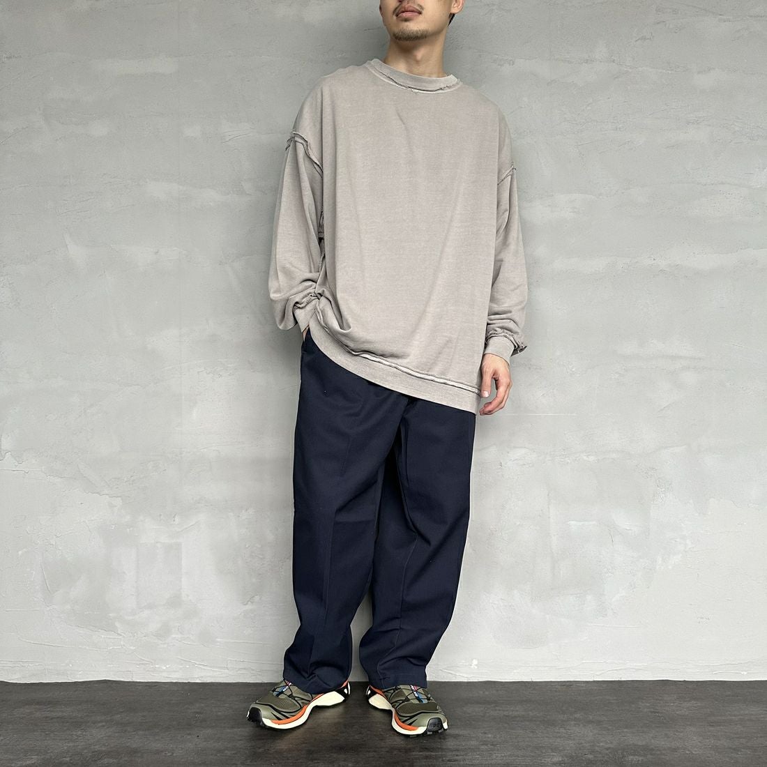 ONEITA [オニータ] 別注 インサイドアウト クルーネックスウェット [2423-442IN-JF] GREY &&モデル身長：168cm 着用サイズ：L&&