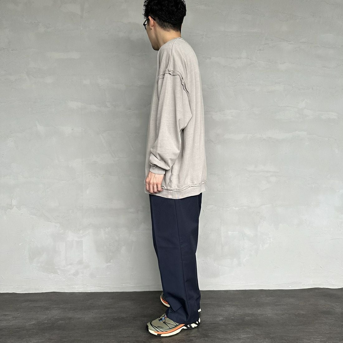 ONEITA [オニータ] 別注 インサイドアウト クルーネックスウェット [2423-442IN-JF] GREY &&モデル身長：168cm 着用サイズ：L&&