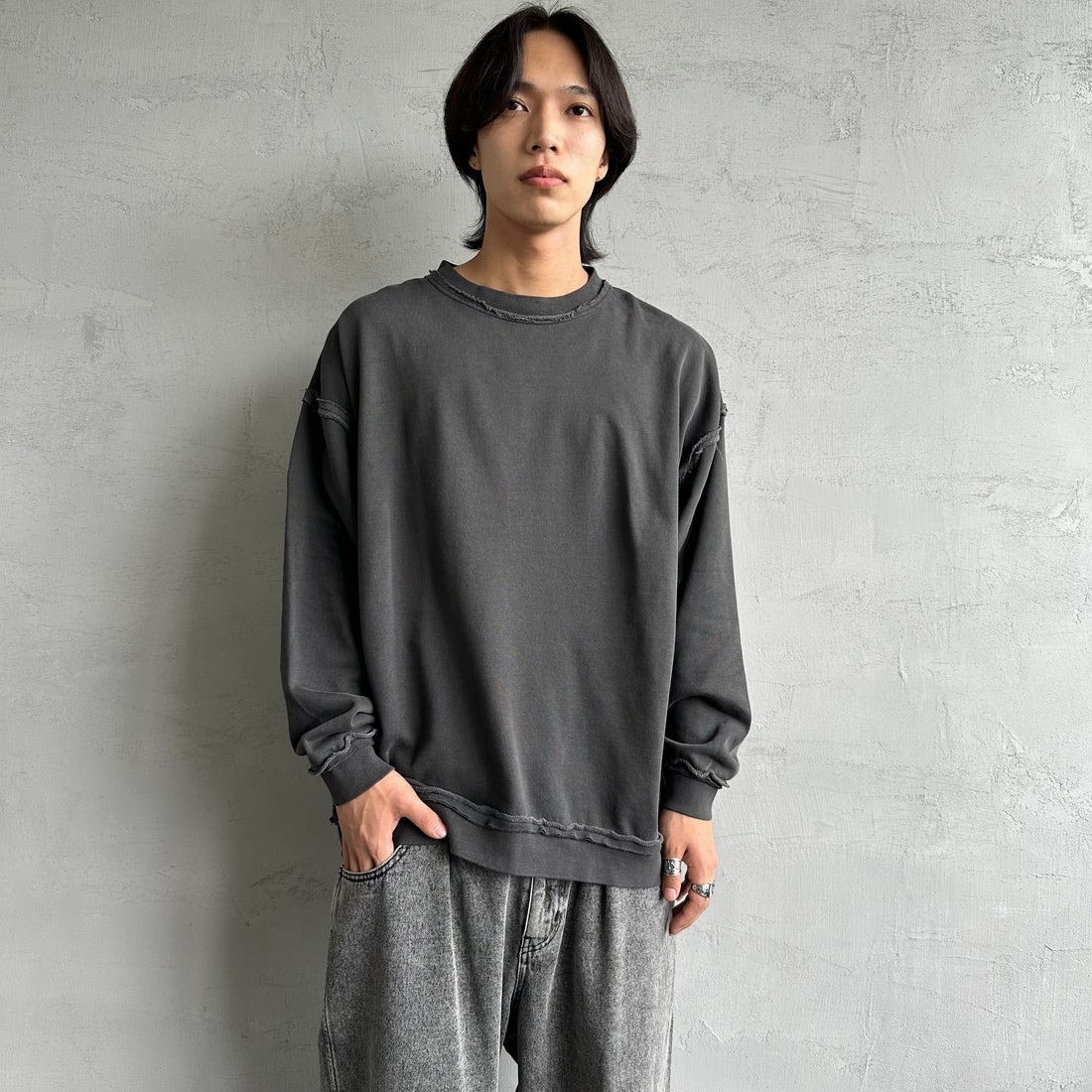ONEITA [オニータ] 別注 インサイドアウト クルーネックスウェット [2423-442IN-JF] CHARCOAL &&モデル身長：179cm 着用サイズ：L&&