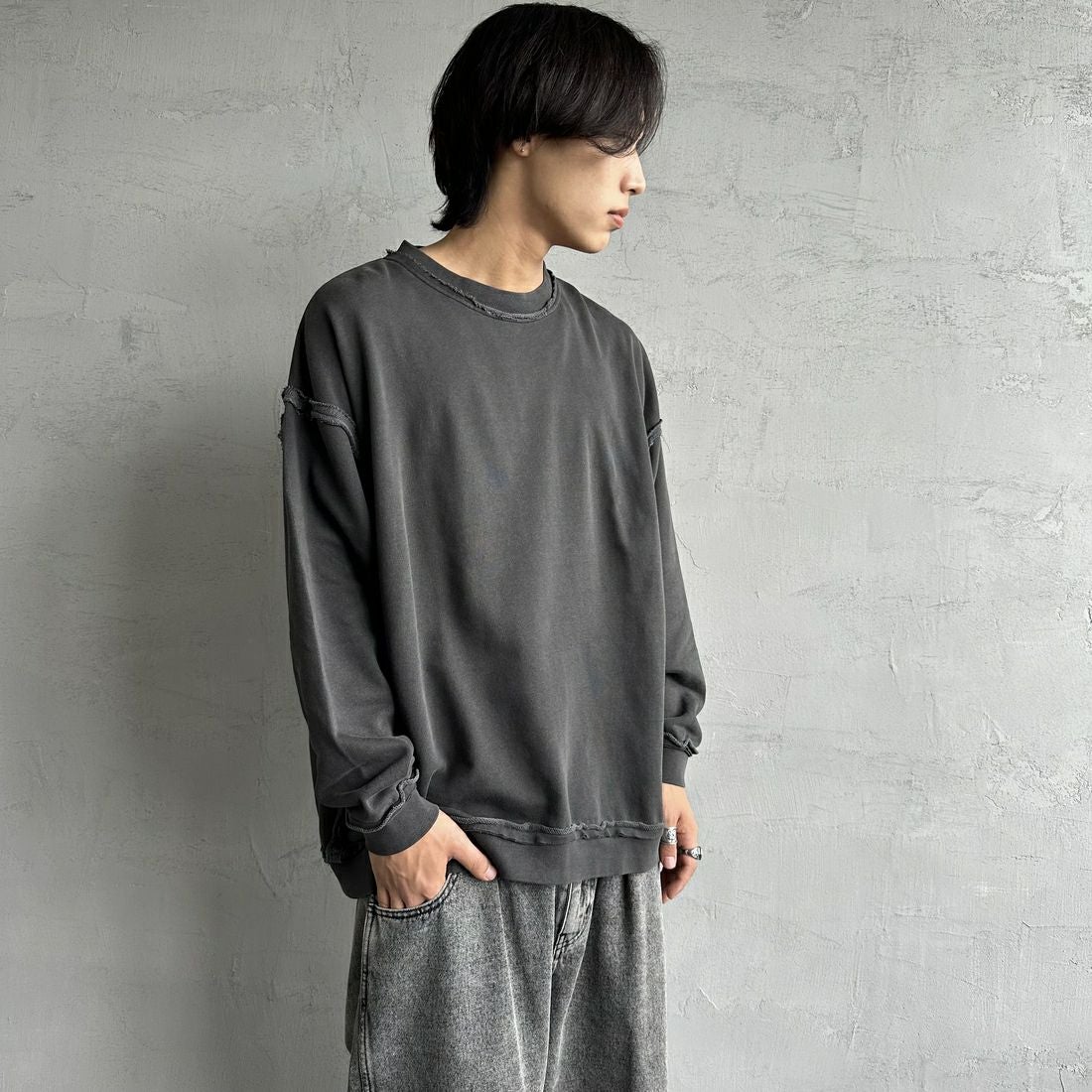 ONEITA [オニータ] 別注 インサイドアウト クルーネックスウェット [2423-442IN-JF] CHARCOAL &&モデル身長：179cm 着用サイズ：L&&