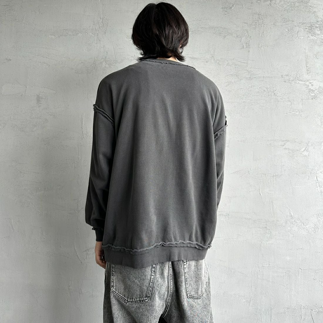 ONEITA [オニータ] 別注 インサイドアウト クルーネックスウェット [2423-442IN-JF] CHARCOAL &&モデル身長：179cm 着用サイズ：L&&