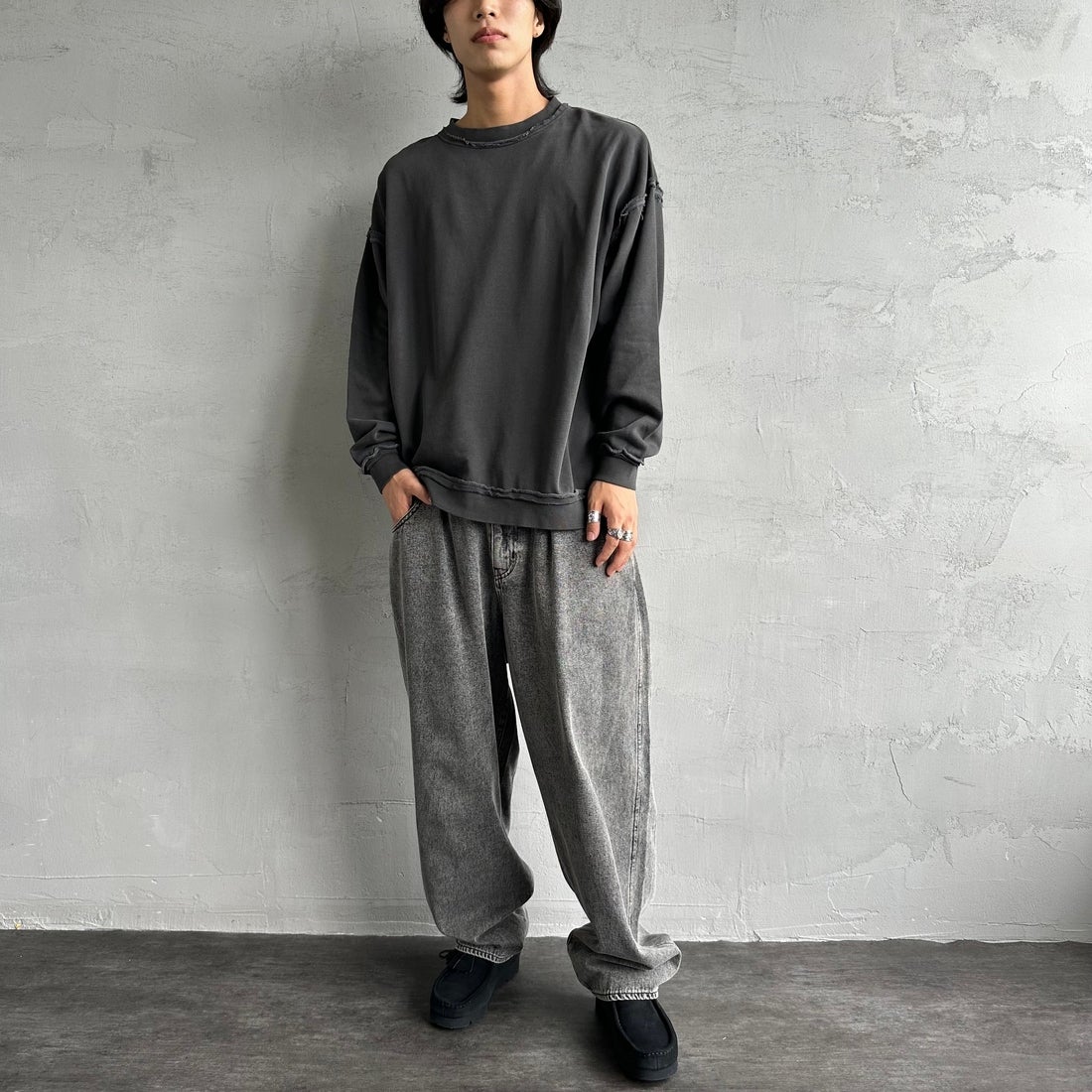 ONEITA [オニータ] 別注 インサイドアウト クルーネックスウェット [2423-442IN-JF] CHARCOAL &&モデル身長：179cm 着用サイズ：L&&