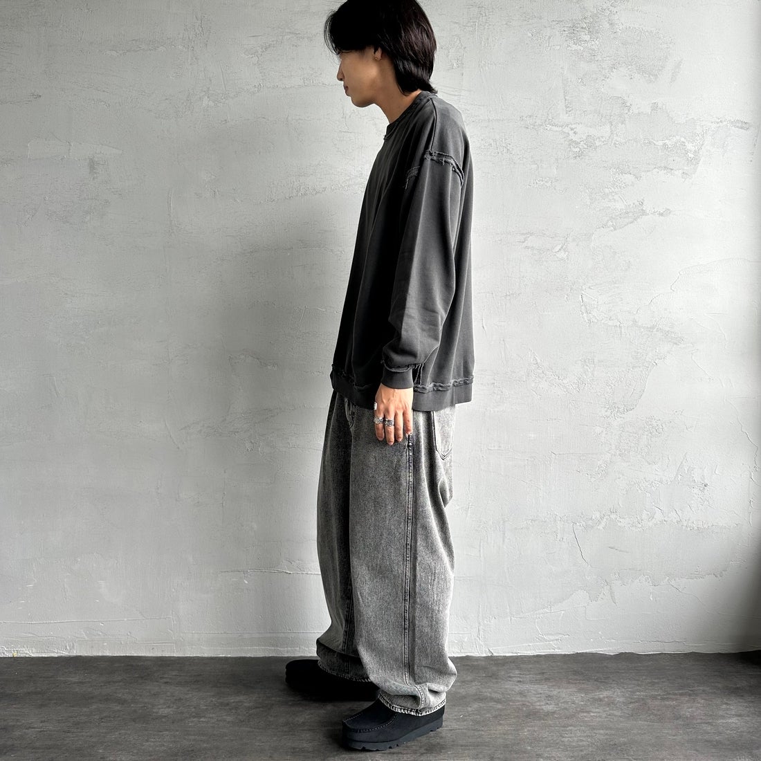 ONEITA [オニータ] 別注 インサイドアウト クルーネックスウェット [2423-442IN-JF] CHARCOAL &&モデル身長：179cm 着用サイズ：L&&