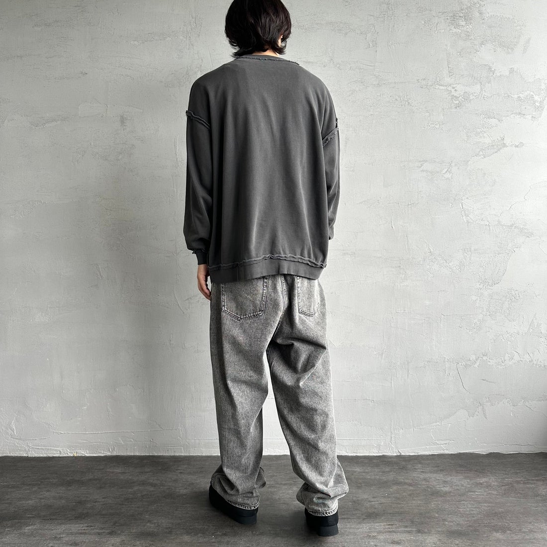 ONEITA [オニータ] 別注 インサイドアウト クルーネックスウェット [2423-442IN-JF] CHARCOAL &&モデル身長：179cm 着用サイズ：L&&